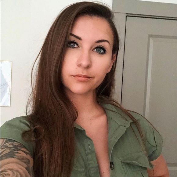 Meet your Posher, Alicia - Picture 2 of 2